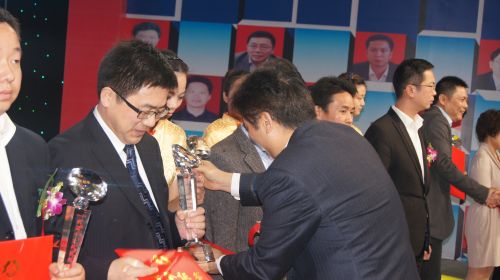 张卫元荣获2012年度武汉市十大科技创业企业家2