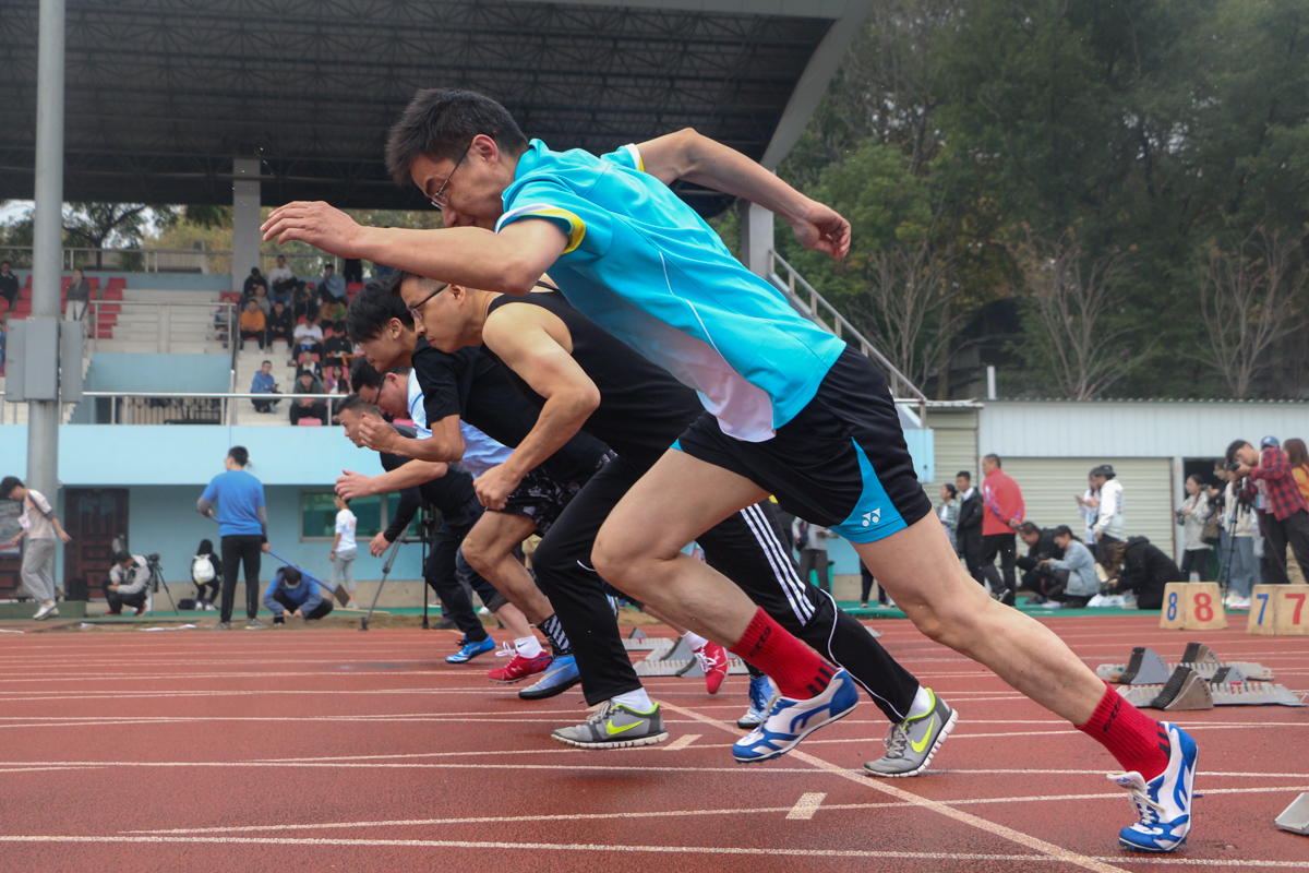 教男100米预赛中男老师们奋力奔跑 通讯员 刘静漪 摄