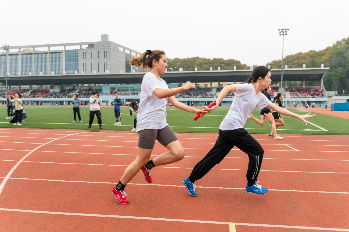 园艺林学学院女子4×100米运动员交接棒（学通社记者 张紫雯 摄）